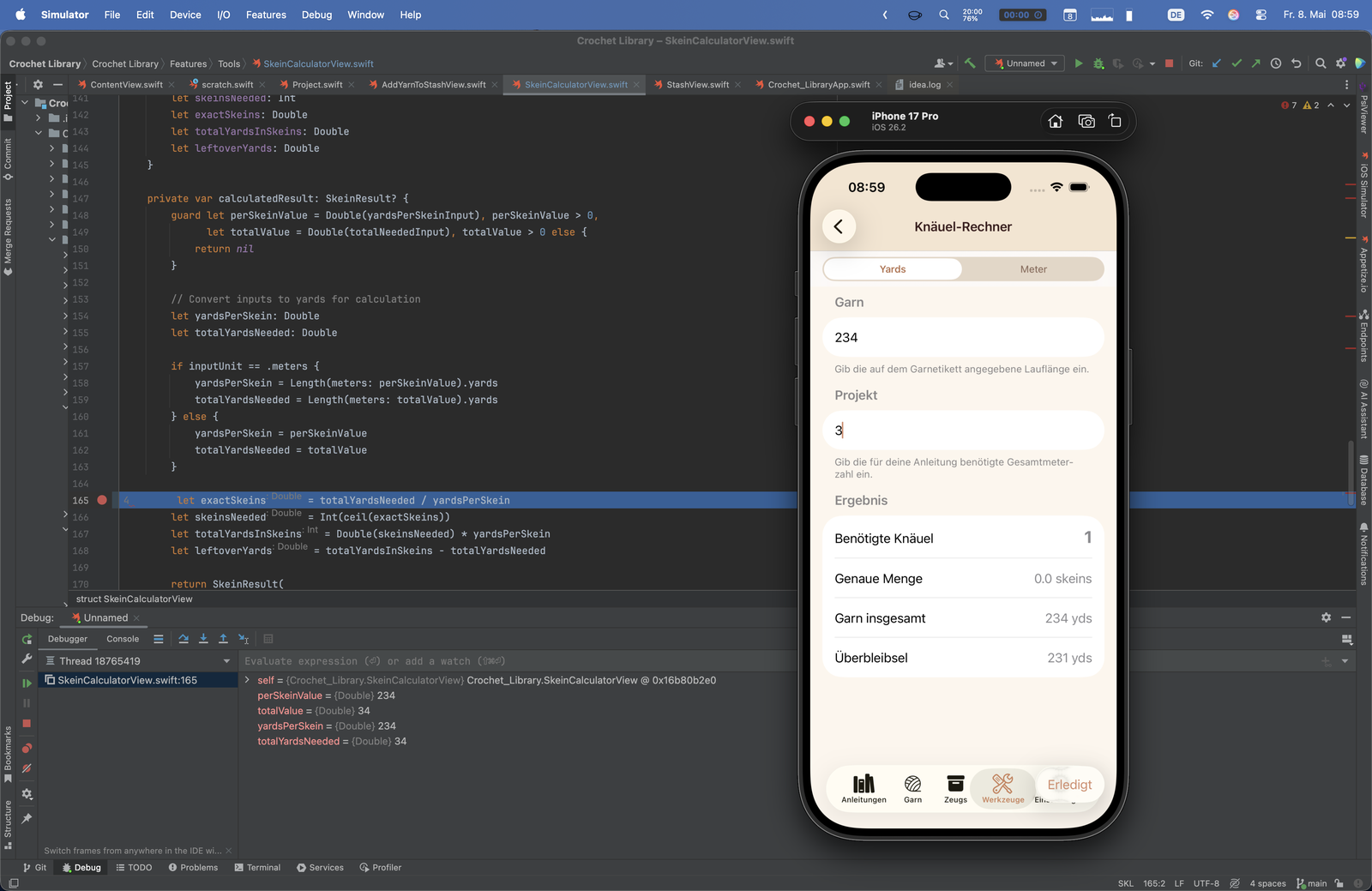 Ein erreichter Breakpoint in einer Swift-Datei mit lokalen Variablen im Debug-Fenster und der App im iOS-Simulator